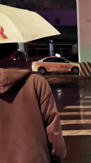 合集下雨天交通路口行人和电单车实拍视频斑马线60秒视频