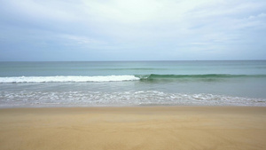 带有白沙和软蓝海浪的泰国海滩10秒视频