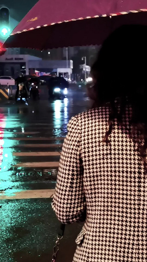 合集下雨天交通路口行人和电单车实拍视频斑马线60秒视频