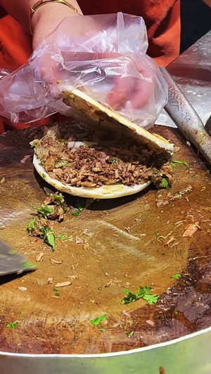 西安城市地方特色美食街头小吃肉夹馍制作过程素材城市素材42秒视频