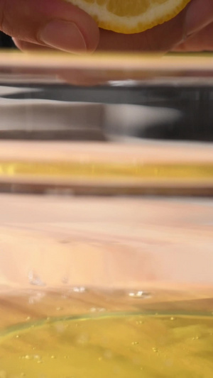 竖屏往蛋清挤柠檬汁竖构图7秒视频
