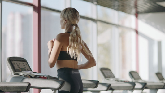 运动员女在健身时练习操作机器视频