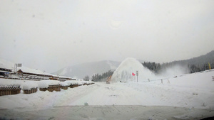 新疆喀纳斯冬季旅游雪景车载路拍扫雪机清雪设备机械18秒视频