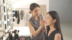 4K化妆间里化妆师为演员模特化妆27秒视频