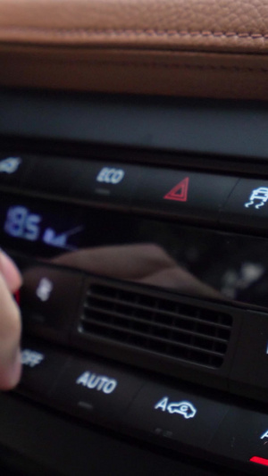 汽车中控台温度调节汽车空调8秒视频