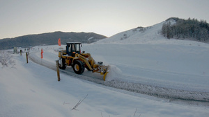 新疆冬季禾木景区清雪设备刮路机清雪8秒视频