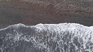 岛的黑沙滩上的海浪19秒视频