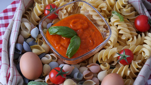 番茄酱和鸡蛋的意大利面25秒视频