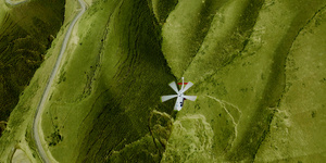 新疆伊犁高山草甸草原直升机空镜11秒视频