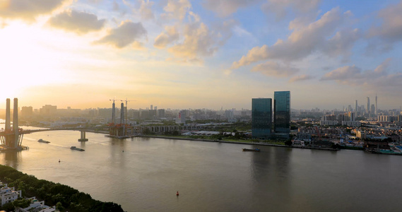 番禺洛溪大桥和地标广州塔旋转移动延时摄影4K视频