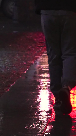 城市夜晚雨夜湿滑地面逛街人物背影素材创意意境36秒视频