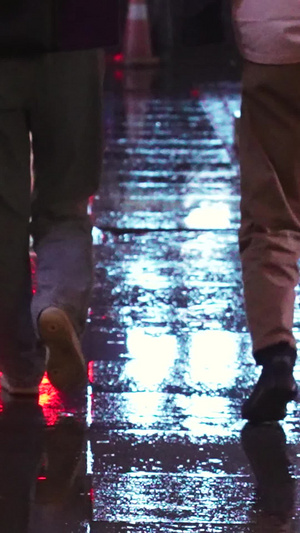 城市夜晚雨夜湿滑地面逛街人物背影素材创意意境36秒视频