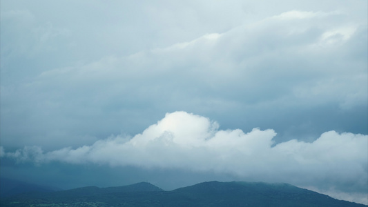 云层在高山上视频