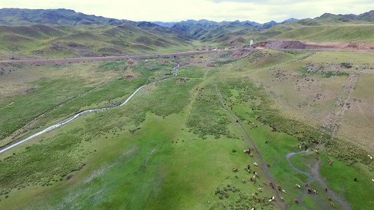 航拍新疆山野山区风景视频