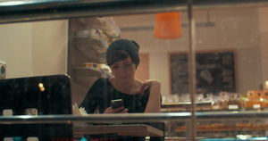 咖啡馆的年轻女青年在手机上以喜悦的外表打字18秒视频