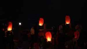 湖北襄阳汉江边夜晚燃放孔明灯祈福的人群4k素材48秒视频