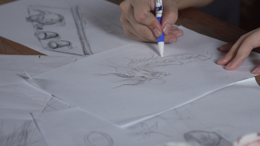 艺术家铅笔手绘龙图视频