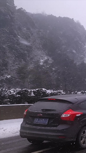 大雪山路上堵车封山雪山道路实拍汽车行驶10秒视频