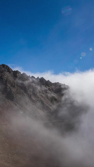 被云雾弥漫的折多山山峰延时视频旅游目的地16秒视频