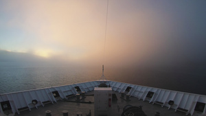 在挪威湾的海雾中11秒视频