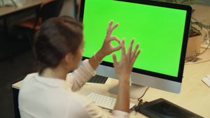 商业女性在办公室用绿色屏幕在电脑上线调用视频27秒视频