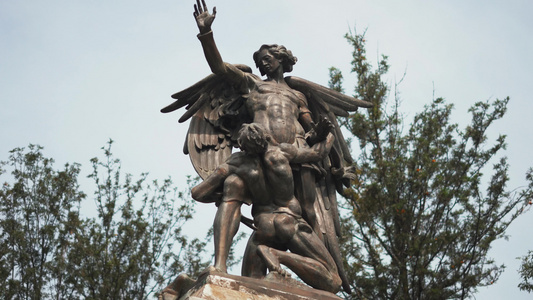 在阿拉梅达中央的贝瑟芬纪念碑上视频