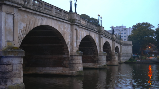 水泥拱桥及其下方河流的风景图示视频