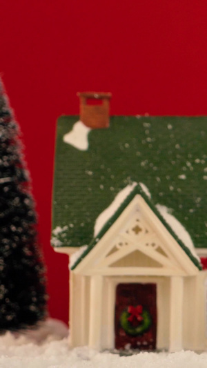 圣诞节红色背景下的小房子合集圣诞气氛95秒视频