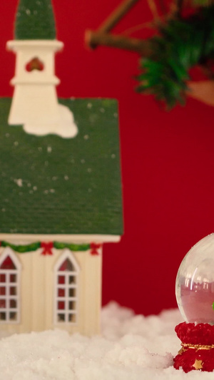 圣诞节红色背景下的小房子合集圣诞树95秒视频