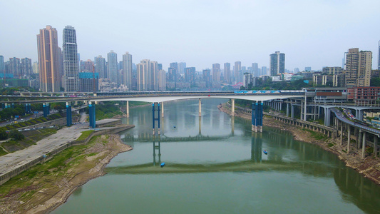 4K航拍重庆渝澳嘉陵江大桥轻轨城市交通视频