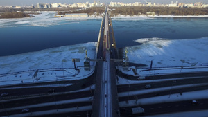 穿越冬季河的桥上汽车15秒视频