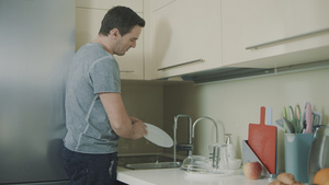幸福的丈夫在做家务时动作慢24秒视频