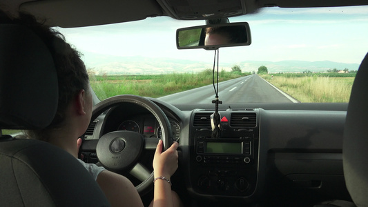 4k名少女驾驶汽车第一视角视频