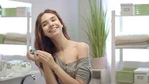 愉快的女士喷洒口服气雾剂,在浴室的嘴里呼吸新鲜空气11秒视频