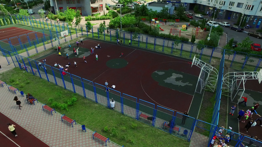在院子里篮球场的儿童视频