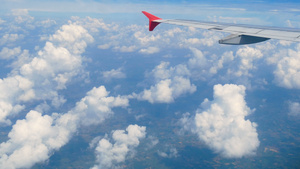 飞机机翼和蓝天中美丽的白云为背景13秒视频