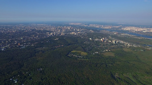 无人驾驶飞机上方的城市全景16秒视频