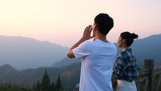 男生女生向大山呼喊视频