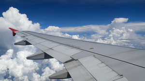 在白云和蓝天上空飞行的飞机机翼11秒视频