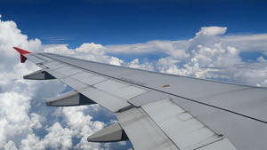 一架飞机在白云和蓝天上空飞行的机翼12秒视频