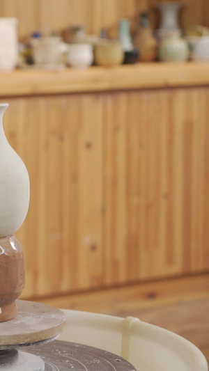 使用喷枪给陶罐陶器上釉手工课34秒视频