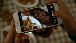 手握智能手机为社交网络拍摄食物照片20秒视频