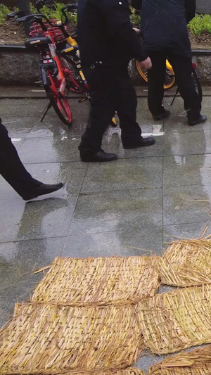 冬天飘雪城市交通站台的防滑草垫公益素材飘雪素材33秒视频