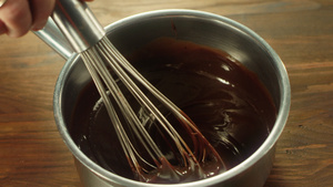 剪接厨师的手,将液体巧克力和慢动胡须混合在一起18秒视频
