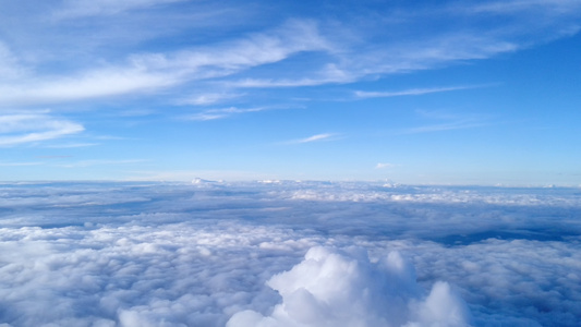 蓝天白云流动的云朵飞翔视频