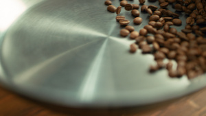 关闭咖啡种子 在锅上烤慢动11秒视频