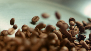 关闭咖啡种子 在锅上烤慢动27秒视频