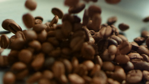 闭紧咖啡种子 缓慢地抛在金属锅上12秒视频