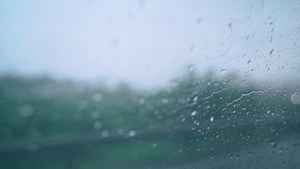 梅雨天气汽车玻璃上划过的水珠光斑16秒视频