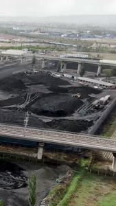 航拍大型露天煤炭储煤场不可再生视频